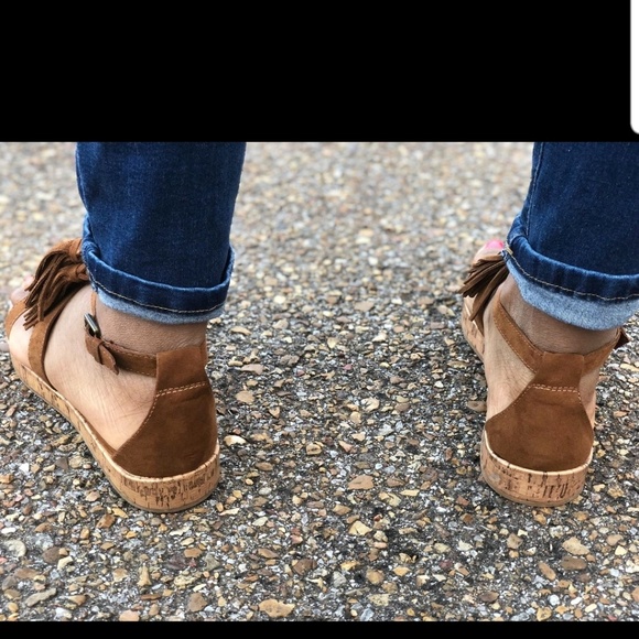 NWT Mossimo Cognac Larissa Sandals With Tassels - Picture 3 of 5